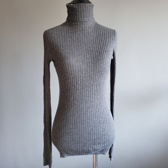 ~VINCE Turtleneck Sweater ~ - Picture 1 of 6